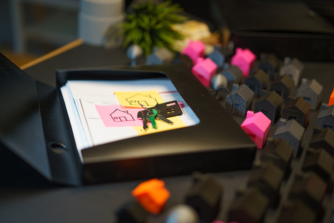 A clean, minimalist photo of house keys and a calculator on a desk, symbolizing the smart financial calculations and savings associated with a 1% real estate listing fee.